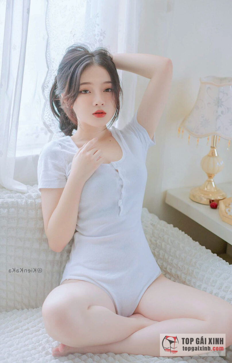 Hot girl Nguyễn Hoàng Linh Chi khiến cộng đồng mạng bỏng mắt vì vòng 1 khủng