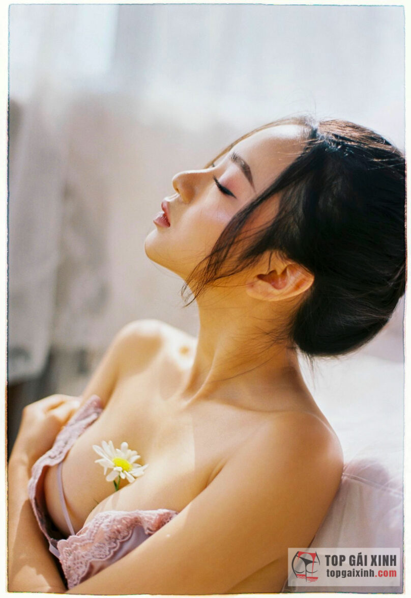 Vũ Ngọc Kim Chi có gương mặt tròn dễ thương, thân hình lại sexy quyến rũ